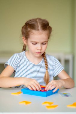 Kapat. Küçük kız matematik bulmacasını çözer.