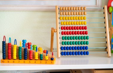 Renkli bir abaküs çocuğu ve matematik öğreniyor.