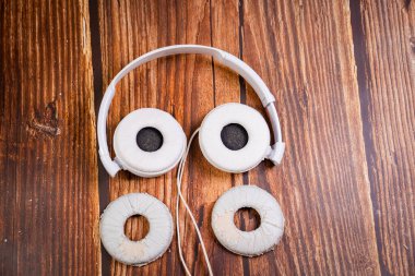 Eski beyaz kulaklığa damar tıkanıklığı gerekiyor.