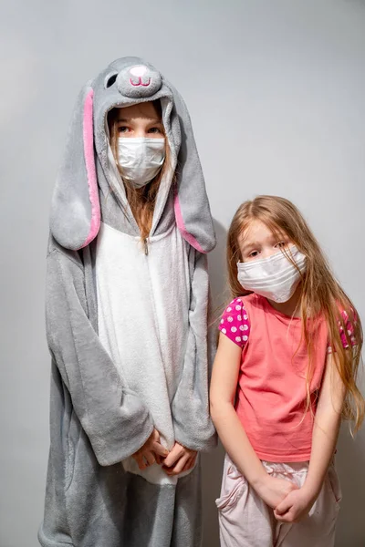 Dos niños en pijama, máscaras en la epidemia de cuarentena — Foto de Stock