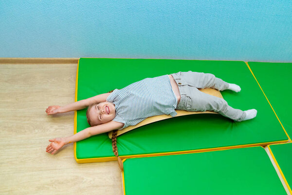 Девочка лежит спиной к сенсорной панели
