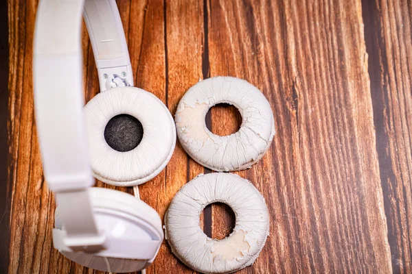 Ersatz für alte weiße Ohrhörer nötig — Stockfoto
