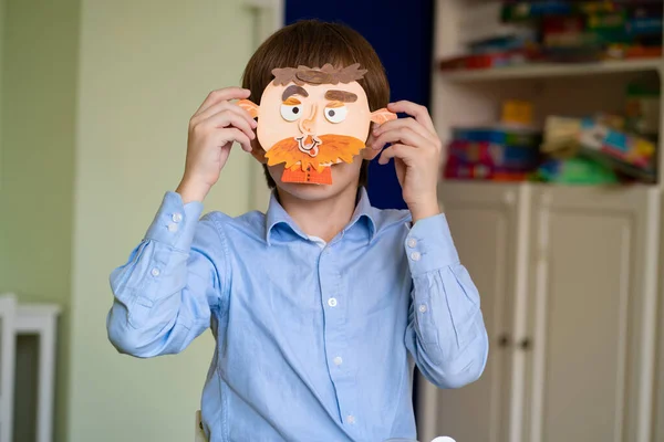 Junge spielen Lernspiel entwerfen und Gesicht zusammenbauen — Stockfoto