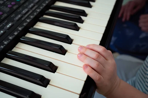 Niño manos negro blanco piano teclas sintetizador. primer plano . — Foto de Stock