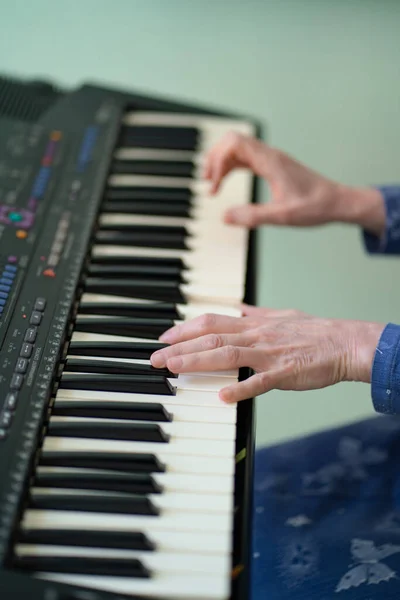 Mujer manos negro blanco piano teclas sintetizador primer plano — Foto de Stock