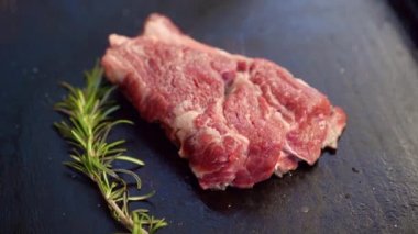 Biberiyenin kavrulmuş filizi, yakın plan et.