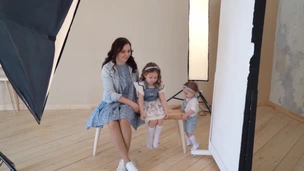 Detrás del escenario estudio de rodaje mamá con hijas — Vídeo de stock