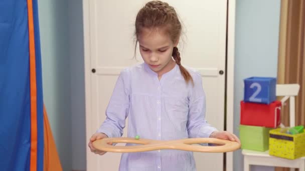 Adolescente menina jogar inteligente neurocranial oito preguiçoso oito — Vídeo de Stock