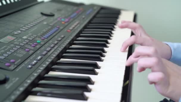 Manos de un niño para tocar la melodía de sintetizador . — Vídeos de Stock