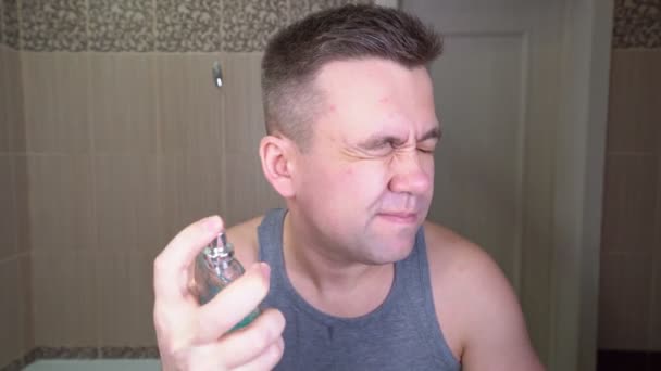 Άνθρωπος πρωί μετά το ξύρισμα πιτσιλίζει άρωμα πρόσωπο — Αρχείο Βίντεο