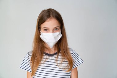 Beyaz arka planda tıbbi maskeli kız