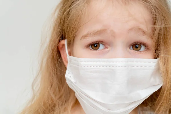 Primer plano asustado niña en máscara médica — Foto de Stock