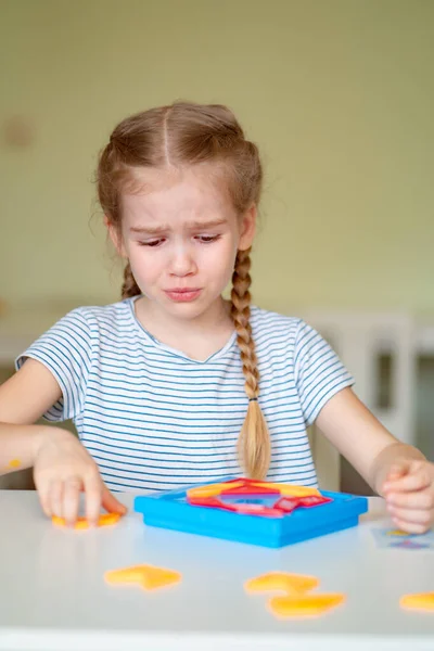 Zamknij się. zdenerwowana dziewczyna rozwiązać matematyczne puzzle. — Zdjęcie stockowe