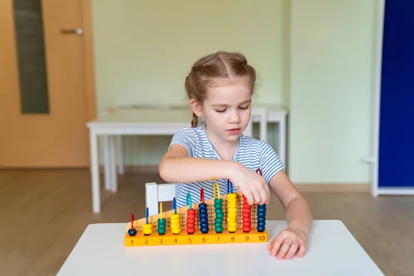 Fille apprendre à ajouter et soustraire des comptes . — Photo