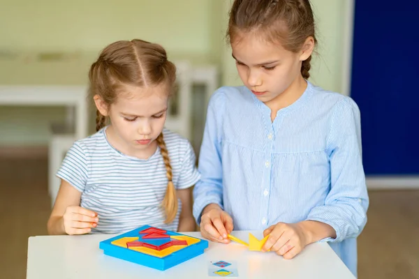 Dois menina resolver quebra-cabeça matemático — Fotografia de Stock