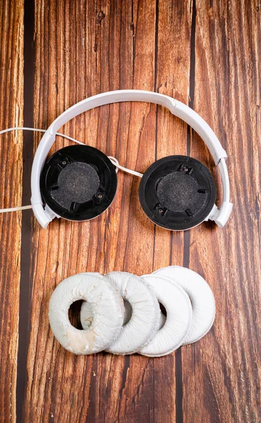 Ersatz für alte weiße Ohrhörer nötig — Stockfoto