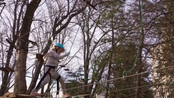 Fille audacieuse apprend à grimper à la corde Park . — Video