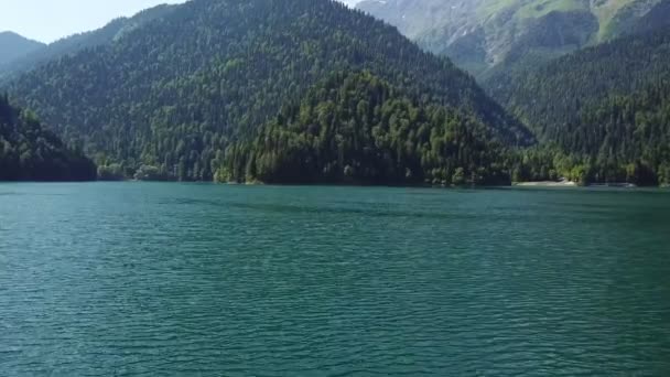 25.07.2018 Jezero Ritsa Abcházie střílí nad vodou — Stock video