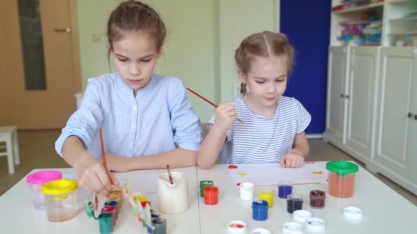 Kleine meisjes tekening met penseel en verf — Stockvideo