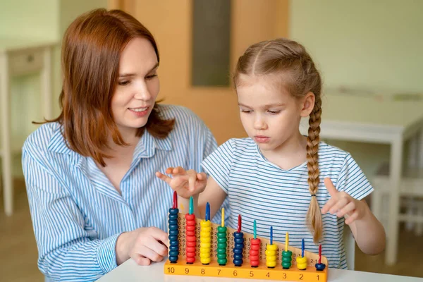 Mama z córką uczy się dodawać i odejmować — Zdjęcie stockowe