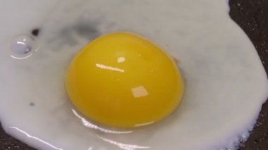 Tavada kızartılmış yumurtalar.