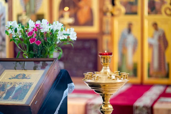 Lampade in icone della Chiesa bouquet di fiori su ambone — Foto Stock