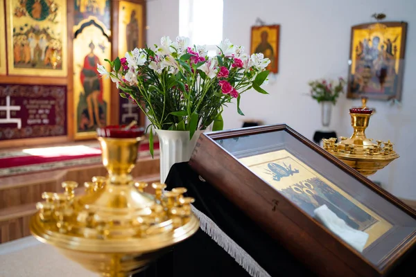 Ramo de flores en las lámparas de la iglesia iconos en ambo — Foto de Stock