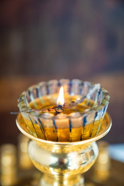 Brinnande kyrka ljus lampa vid dop eller bröllop — Stockfoto