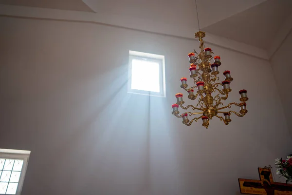 Lámpara de araña con velas en el techo en la Iglesia — Foto de Stock
