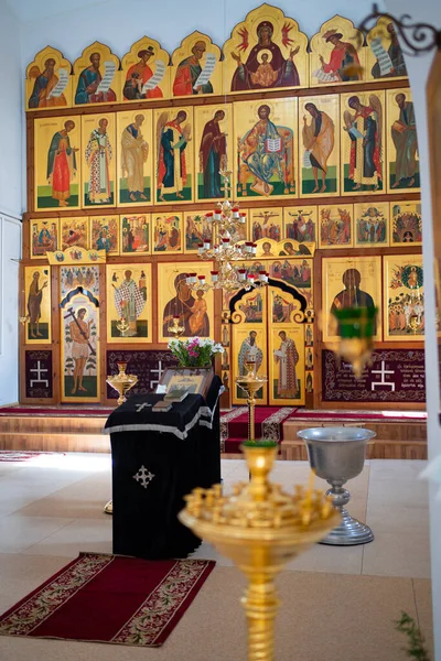 Ołtarz i karetka Rosja Batajsk 03.28.2020 Kościół. — Zdjęcie stockowe