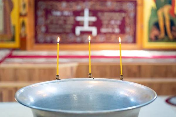 Fonte battesimale per il battesimo nella Chiesa ortodossa . — Foto Stock