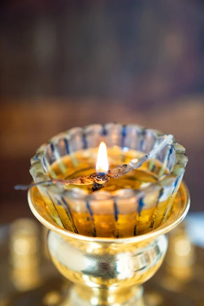 Brinnande kyrka ljus lampa vid dop eller bröllop — Stockfoto