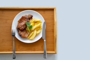 Beyaz tabakta et ve patates. ev yemeği. 