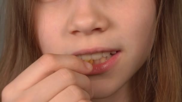 口の中で10代の女の子がフレンチフライを食べて. — ストック動画