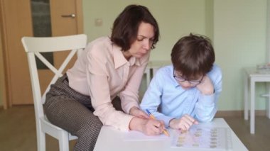Öğretmeni olan bir çocuk masa lambasında kum terapisidir.