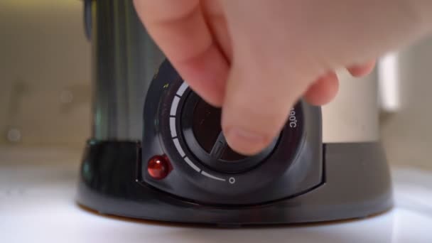 가정용 소형 프라이어의 온도 조절 장치 가동. 가까이 서. — 비디오