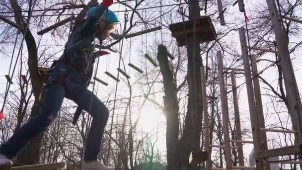 Gyermek lány mászni a kötelet Park. — Stock videók