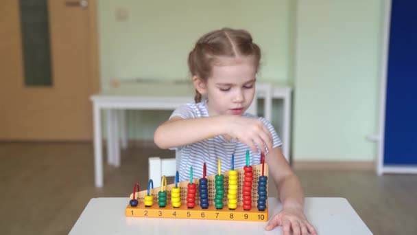 Small girl learning to add and subtract accounts. — Stock Video