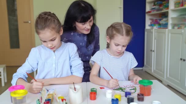 Małe dziewczynki z pędzlem nauczyciela rysunku i farb — Wideo stockowe