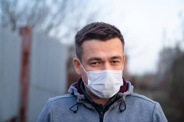 Salgın. Sokakta maskeli bir yetişkin.