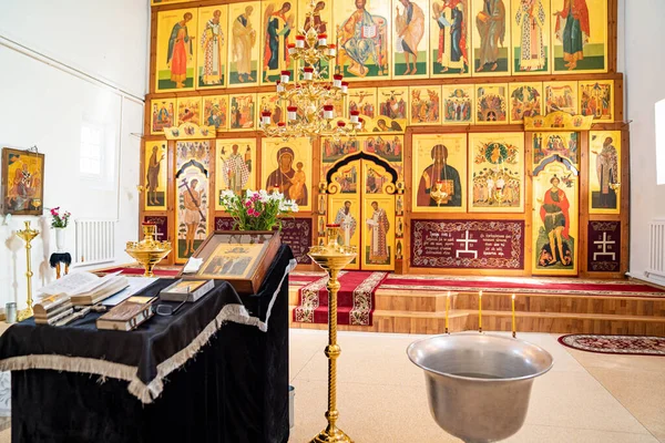 Altar und Ambo Russland Bataysk 28.03.2020 Kirche. — Stockfoto