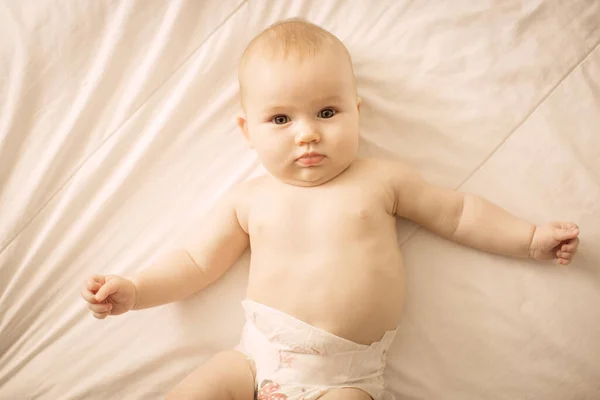 Retrato de una niña en la cama. recién nacido 2 meses —  Fotos de Stock