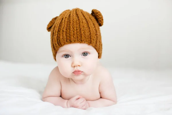 Retrato de menina no chapéu de urso. recém-nascido — Fotografia de Stock