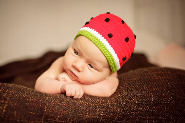Retrato de menina em chapéu de morango. recém-nascido — Fotografia de Stock