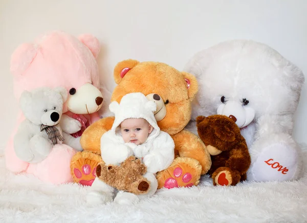 Retrato de menina com ursinhos de peluche. recém-nascido — Fotografia de Stock