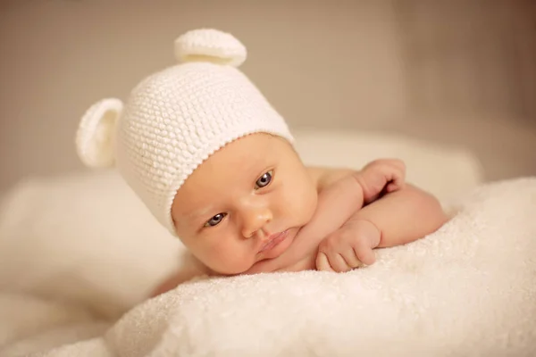 Porträtt av en liten flicka i vit björnhatt. nyfödd — Stockfoto