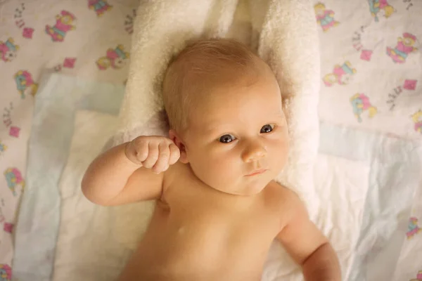 Retrato de menina na cama. recém-nascido 1 mês — Fotografia de Stock