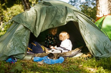 İki küçük kız çadır kampında uyandı. kamp