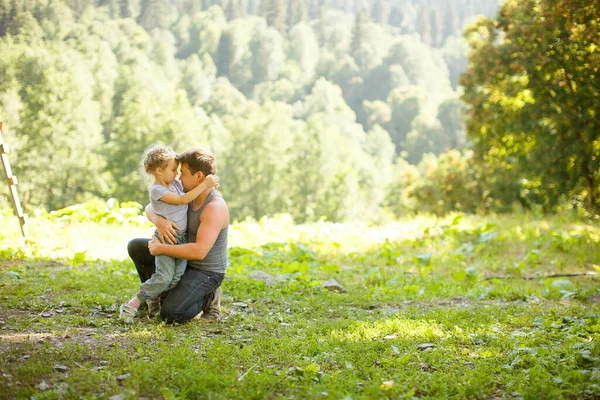 Baba ve kızı dağlarda ve ormanlarda. seyahat — Stok fotoğraf