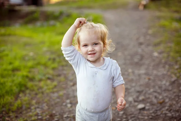 Smutsig och sexig liten flicka på campingplatsen byn — Stockfoto